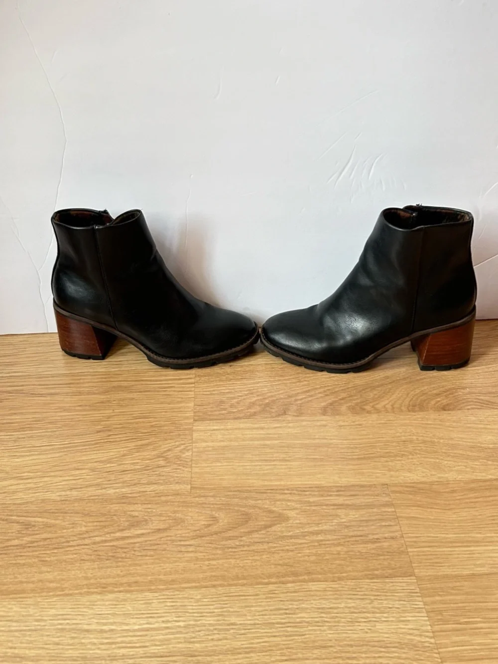 Korks Black Leather Ankle Boots Block Heel Zip Lug Sole Comfort size 6 M